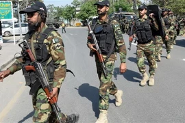 Binh sỹ Pakistan tuần tra tại Lahore. (Nguồn: AFP/TTXVN) 
