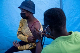 Nhân viên y tế tiêm vaccine phòng COVID-19 cho người dân tại Johannesburg, Nam Phi. (Ảnh: AFP/TTXVN) 