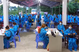 Các công dân về nước làm thủ tục cách ly. (Ảnh: Trung Hiếu/TTXVN) 