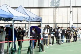 Người dân xếp hàng chờ xét nghiệm COVID-19 tại Hong Kong, Trung Quốc, ngày 11/2/2022. (Ảnh: THX/TTXVN)