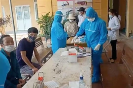 Người dân thôn Hoàng Xá (Hưng Yên) chờ lấy mẫu xét nghiệm. (Ảnh: Đinh Tuấn/TTXVN) 