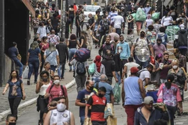 Người dân trên phố ở Sao Paulo, Brazil ngày 10/6/2020. (Ảnh: AFP/TTXVN) 