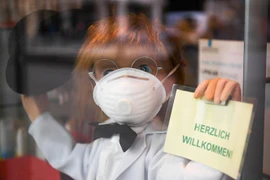 Một cửa hàng thuốc bày hình nộm đeo khẩu trang phòng dịch COVID-19 tại Đức ngày 8/3/2020. (Nguồn: THX/TTXVN) 