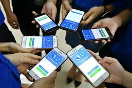 Cài đặt ứng dụng Bluezone trên điện thoại. (Ảnh: Minh Quyết/TTXVN) 