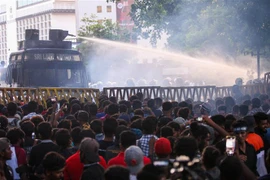 Cảnh sát phun nước để giải tán đám đông biểu tình ở Colombo, Sri Lanka, ngày 8/7/2022. (Ảnh: AFP/TTXVN) 