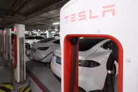 Một trạm sạc của hãng xe điện Tesla. (Ảnh: Yonhap/TTXVN)