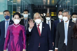 Bộ trưởng Ngoại giao Singapore Vivian Balakrishnan tiễn Chủ tịch nước Nguyễn Xuân Phúc và Phu nhân tại sân bay Quốc tế Changi. (Ảnh: Thống Nhất/TTXVN) 