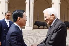 Tổng thống Italy Sergio Mattarella đón Chủ tịch nước Võ Văn Thưởng. (Ảnh: Thống Nhất/TTXVN)