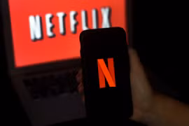 Bắt đầu từ năm 2023, Netflix sẽ dừng tính năng chia sẻ mật khẩu và dùng chung tài khoản trên nền tảng của mình. (Nguồn: AFP/Getty Images)