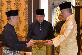 Ông Muhyiddin Yassin (trái) tại lễ nhậm chức Thủ tướng Malaysia ở Kuala Lumpur ngày 1/3/2020. (Nguồn: AFP/TTXVN) 