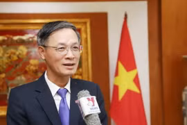 Đại biện lâm thời Đại sứ quán Việt Nam tại Lào Phan Minh Chiến trả lời phóng viên TTXVN tại Lào về ý nghĩa cuộc thi Tìm kiếm sứ giả tiếng Việt ở nước ngoài. (Ảnh: Xuân Tú/TTXVN)