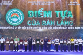 Các vị Ủy viên Bộ Chính trị: Đại tướng Lương Cường, Thường trực Ban Bí thư; Chủ tịch Ủy ban Trung ương Mặt trận Tổ quốc Việt Nam Đỗ Văn Chiến tặng Bằng khen cho các già làng, trưởng bản, người có uy tín tại chương trình. (Ảnh: TTXVN phát)