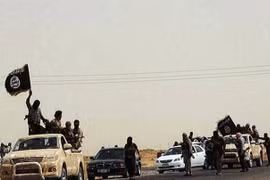 Các tay súng IS di chuyển trên một tuyến đường tại tỉnh Salaheddin, Iraq. (Nguồn: AFP/TTXVN)