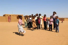 Trẻ em tại làng Wad al-Bashir, cách thành phố Omdurman của Sudan 20km về phía Tây. (Ảnh: AFP/TTXVN)