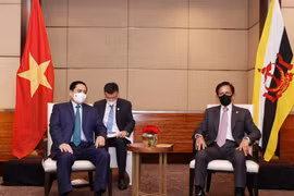 Thủ tướng Phạm Minh Chính chào xã giao Quốc vương Brunei Haji Hassanal Bolkiah, Chủ tịch ASEAN 2021. (Ảnh: Dương Giang/TTXVN) 