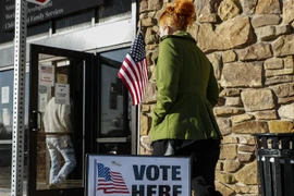 Cử tri Mỹ bỏ phiếu trong Ngày tổng tuyển cử tại điểm bỏ phiếu ở Kenosha, Wisconsin, ngày 3/11/2020. (Nguồn: THX/TTXVN) 