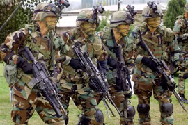 Binh sỹ thuộc Lực lượng Mỹ đồn trú tại Hàn Quốc (USFK) làm nhiệm vụ tại căn cứ quân sự Yongsan ở Seoul, Hàn Quốc. (Nguồn: AFP/TTXVN) 