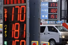 Bảng giá xăng dầu tại một trạm xăng ở Tokyo, Nhật Bản. (Ảnh: Kyodo/TTXVN)