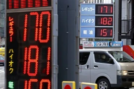 Bảng giá xăng dầu tại một trạm xăng ở Tokyo, Nhật Bản. (Ảnh: Kyodo/TTXVN)
