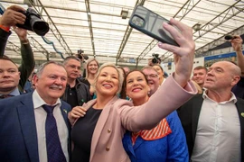 Người đứng đầu đảng Sinn Fein, bà Michelle O'Neill (giữa) và các đồng nghiệp ăn mừng chiến thắng. (Ảnh: AFP/TTXVN) 