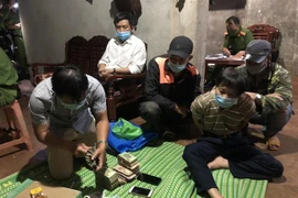 Đối tượng Sơn bị bắt quả tang khi đang nhận tiền. (Ảnh: TTXVN phát) 