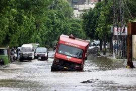 Cảnh ngập lụt sau những trận mưa lớn tại Lahore, Pakistan, ngày 22/7/2023. (Ảnh: THX/TTXVN)