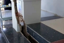 Vết nứt xuất hiện tại nhà các hộ dân trên địa bàn huyện Sốp Cộp. (Ảnh: TTXVN phát)