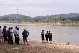 Hiện trường nơi phát hiện thi thể 2 học sinh đuối nước trên sông Lô. (Nguồn: Báo Lao động) 