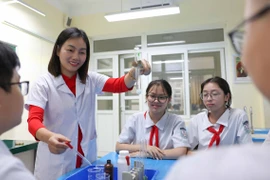 Cô giáo Hoàng Thị Vượng (sinh năm 1987), Tổ trưởng tổ Tự nhiên, Trường Trung học cơ sở Đại Kim (quận Hoàng Mai) vừa vinh dự nhận giải thưởng Nhà giáo Hà Nội tâm huyết sáng tạo năm 2024 với những giải pháp giúp học sinh yêu thích môn Hóa học. (Ảnh: Thanh Tùng/TTXVN)