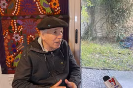 Tổng Biên tập tờ Resumen Latinoamericano của Argentina, ông Carlos Aznarez, trả lời phỏng vấn phóng viên TTXVN. (Ảnh: Ngọc Tùng/TTXVN)
