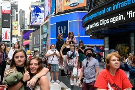 Du khách trên Quảng trường Thời Đại ở New York, Mỹ. (Ảnh: AFP/TTXVN) 