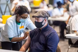 Nhân viên y tế tiêm vaccine phòng dịch COVID-19 cho người dân tại London, Anh ngày 19/12/2021. (Ảnh: THX/TTXVN) 
