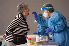 Nhân viên y tế lấy mẫu xét nghiệm COVID-19 tại Basque, Tây Ban Nha, ngày 15/8/2020. (Nguồn: AFP/TTXVN) 