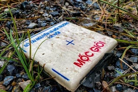 Các mốc giới tuyến vành đai 4 Hà Nội được cắm tại huyện Thường Tín. (Ảnh: Trung Nguyên/TTXVN)