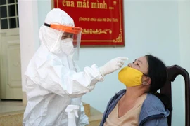 Lấy mẫu xét nghiệm sàng lọc cho người dân ở Đắk Lắk. (Ảnh: Tuấn Anh/TTXVN) 