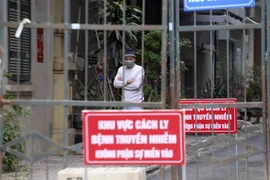 Hình ảnh phong tỏa nơi ở của ca bệnh số 1819 tại phố Dịch Vọng