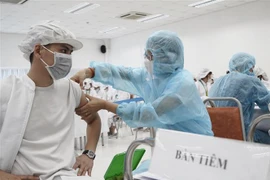 Nhân viên y tế tiêm vaccine phòng COVID-19 cho công nhân, người lao động tại khu công nghiệp Quang Minh ngày 10/9/2021. (Ảnh: TTXVN phát) 