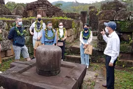Du khách tham quan bộ sinh thực khí liền khối Linga-Yoni. (Ảnh: Đoàn Hữu Trung/TTXVN) 