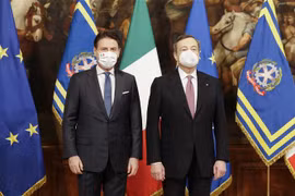 Ông Giuseppe Conte, lãnh đạo M5S và Thủ tướng Mario Draghi. (Ảnh: AFP/TTXVN) 