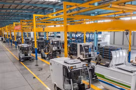 Bên trong một xưởng sản xuất xe quét rác chạy bằng điện ở tỉnh An Huy, Trung Quốc. (Ảnh: THX/TTXVN)