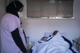 Điều trị cho bệnh nhân nhiễm COVID-19 tại Norwood, Johannesburg, Nam Phi. (Ảnh: AFP/TTXVN) 