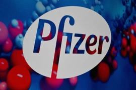 Biểu tượng Pfizer tại trụ sở của hãng ở New York, Mỹ. (Ảnh: AFP/TTXVN)