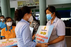 Lãnh đạo Liên đoàn Lao động thành phố và quận 5 trao 5.000 túi an sinh cho đoàn viên công đoàn, người lao động ở các đơn vị, doanh nghiệp bị ảnh hưởng bởi dịch COVID-19. (Ảnh: Thanh Vũ/TTXVN) 