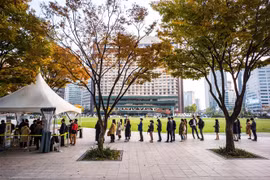 Người dân xếp hàng chờ lấy mẫu xét nghiệm COVID-19 tại Seoul, Hàn Quốc ngày 3/11/2021. (Ảnh: AFP/TTXVN) 