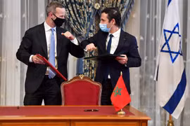 Các đại diện của Maroc và Israel tại lễ ký thỏa thuận thiết lập quan hệ ngoại giao ở Rabat, Maroc ngày 22/12/2020. (Nguồn: AFP/TTXVN) 