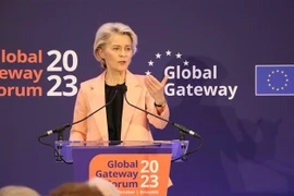 Chủ tịch Ủy ban châu Âu (EC) Ursula von der Leyen phát biểu tại phiên khai mạc diễn đàn. (Ảnh: Hương Giang/TTXVN) 