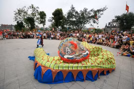 Múa giảo long tại lễ hội đình Lệ Mật. (Nguồn: Di tích lịch sử-văn hóa Hà Nội)