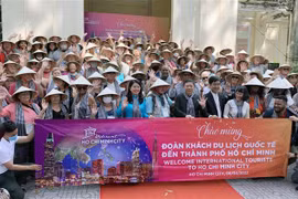 Chương trình chào đón đoàn khách du lịch quốc tế đến từ Mỹ. (Ảnh: Mỹ Phương/TTXVN) 