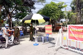 Chốt kiểm soát ở huyện Yên Lạc, Vĩnh Phúc. (Ảnh: Hoàng Hùng/TTXVN) 