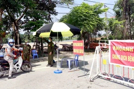 Chốt kiểm soát ở huyện Yên Lạc, Vĩnh Phúc. (Ảnh: Hoàng Hùng/TTXVN) 